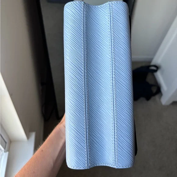 Louis Vuitton Light Blue Crossbody Bag with Gold Accent - Picture 4 of 8